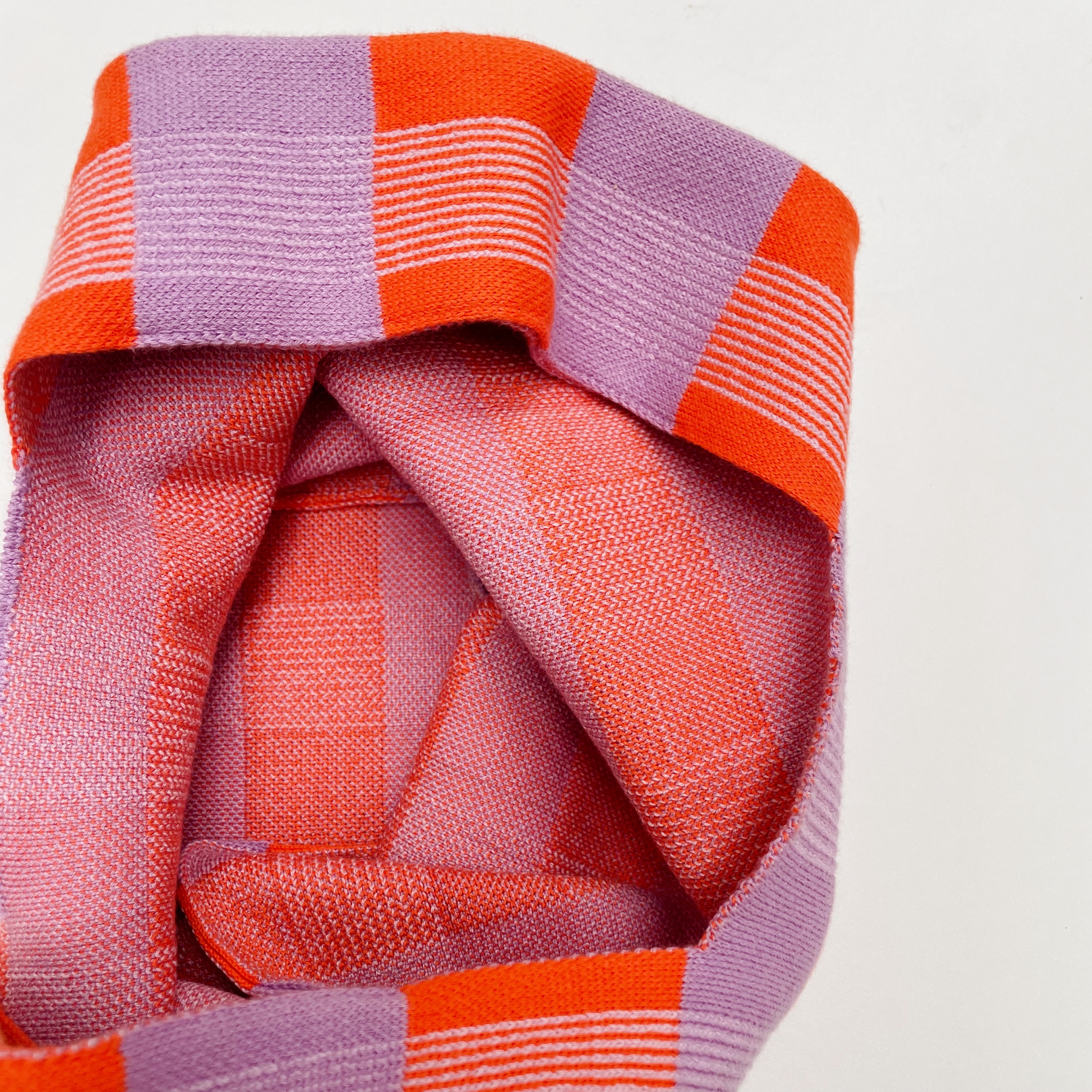 zoe-mommen-petit-sac-maille-jacquard-orange-1 Petit sac orange à carreaux tricoté en jacquard à Bruxelles