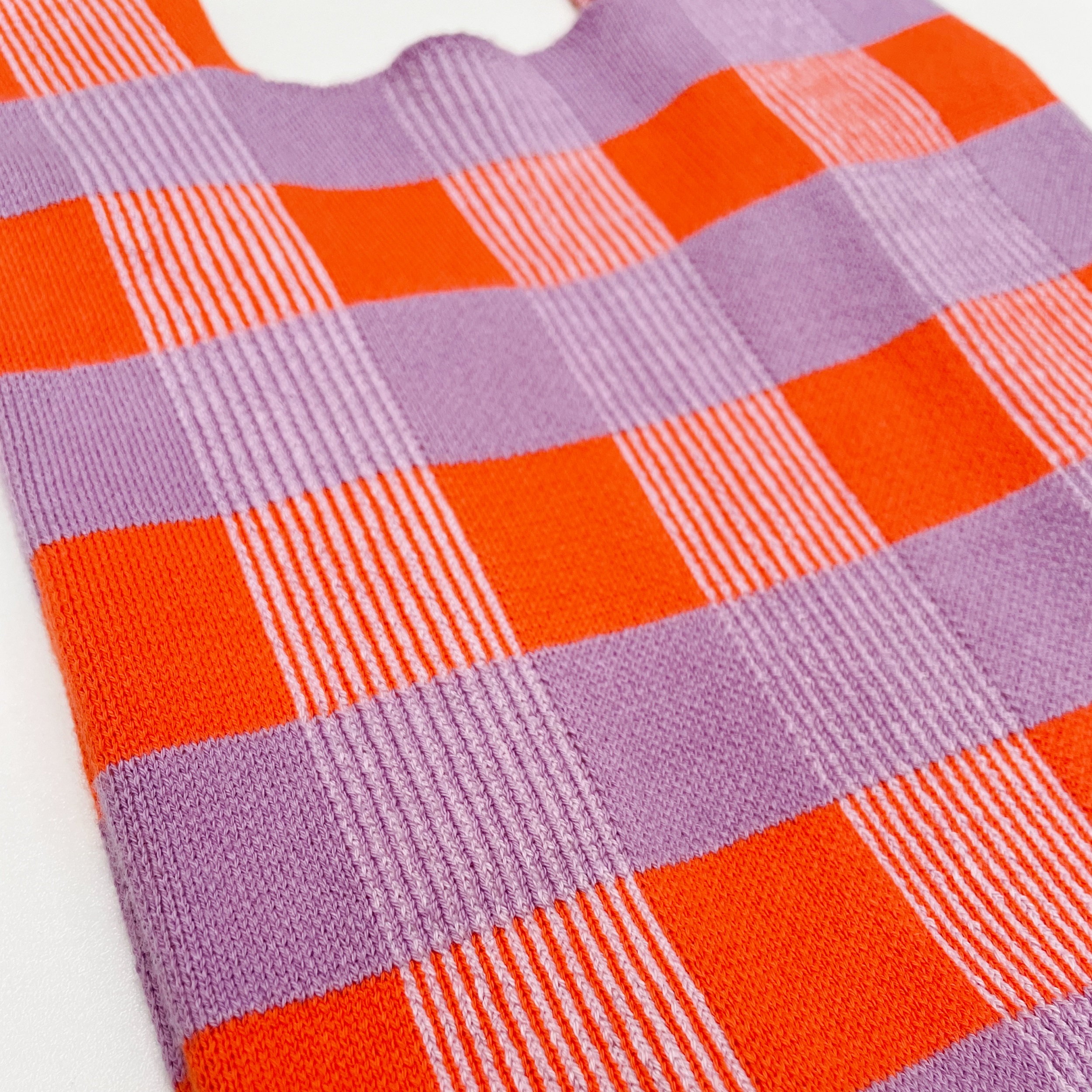 zoe-mommen-petit-sac-maille-jacquard-orange-3 Petit sac orange à carreaux tricoté en jacquard à Bruxelles