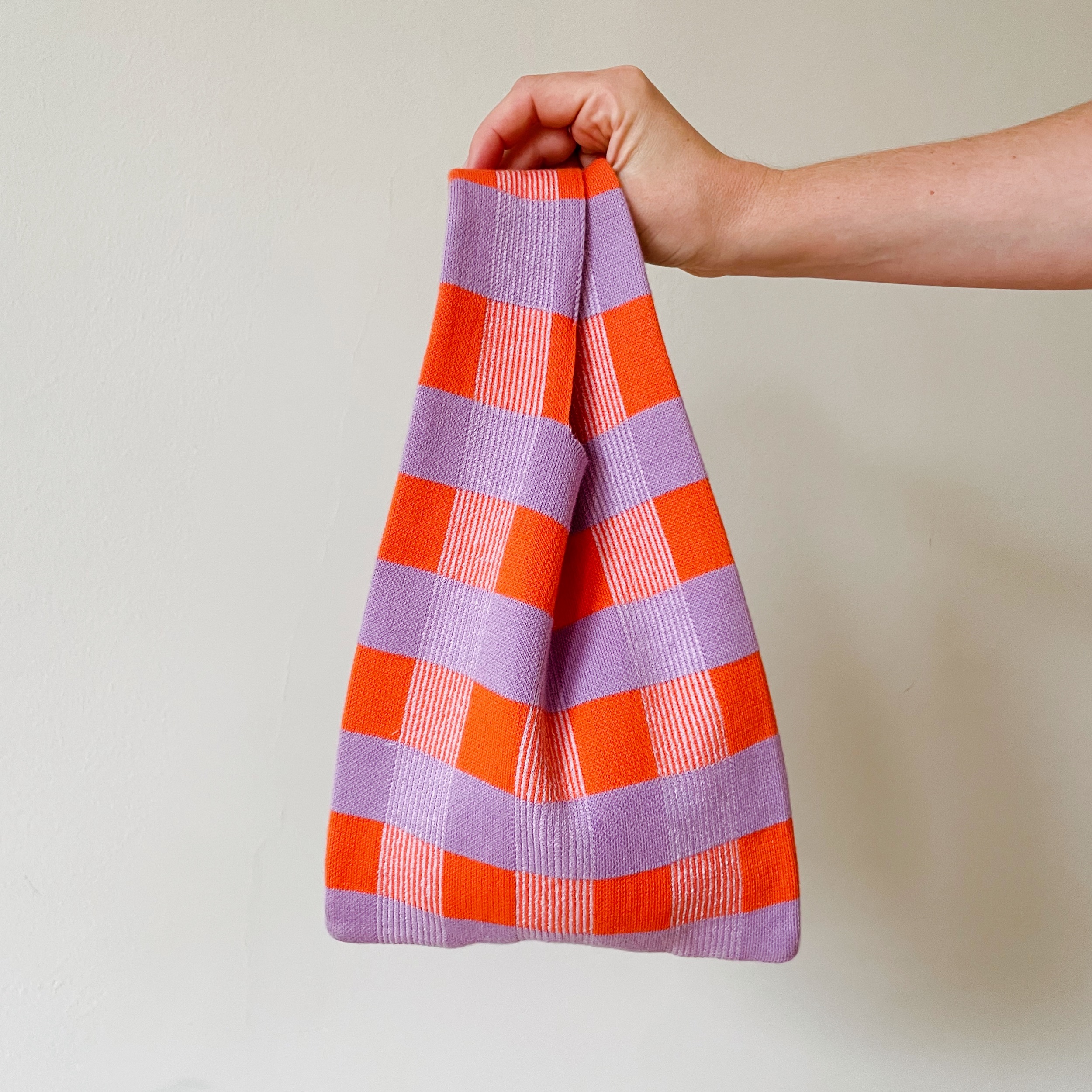 zoe-mommen-petit-sac-maille-jacquard-orange-4 Petit sac orange à carreaux tricoté en jacquard à Bruxelles