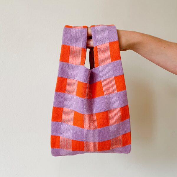 Petit sac orange à carreaux tricoté en jacquard à Bruxelles