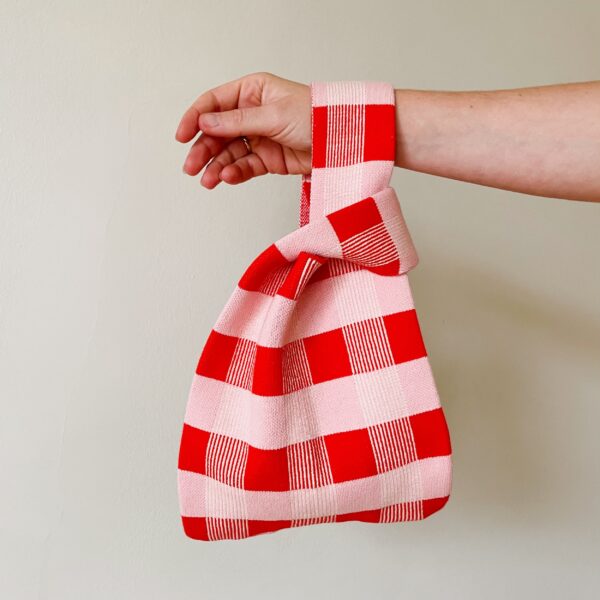 Petit sac rose et rouge à carreaux tricoté en jacquard à Bruxelles
