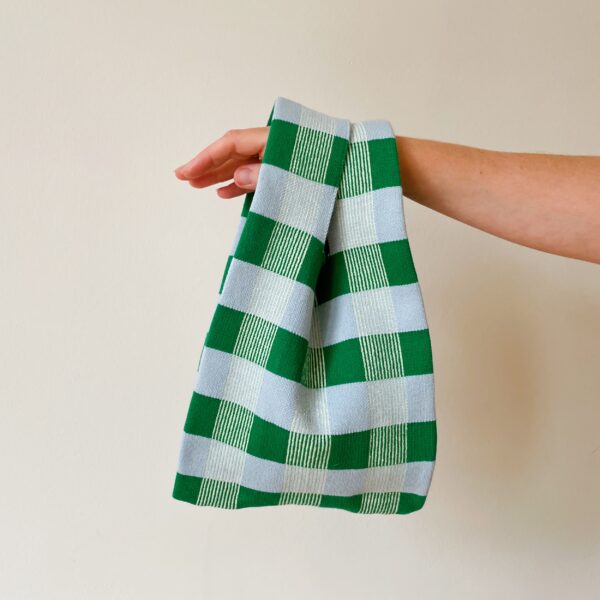 Petit sac vert et bleu à carreaux tricoté en jacquard à Bruxelles